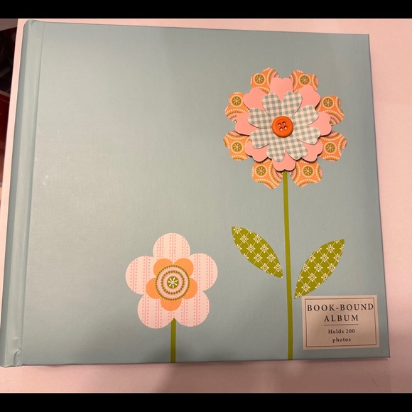 ⭐️NWT! Beautiful Flower accent photo album! - Picture 1 of 5